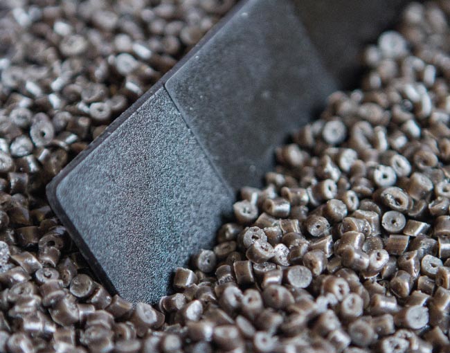 Coffeefrom Strong - materiale composto da fondi di caffè di origine industriale e un polietilene ad alta densità (HDPE)