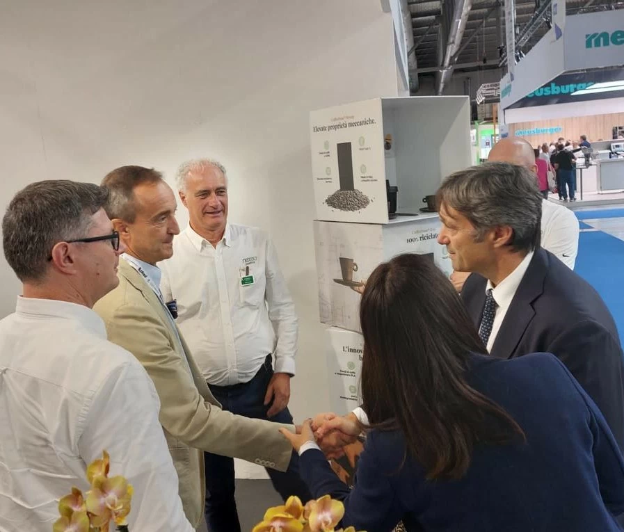 Marco Bedogni mentre stringe la mano a Marco Zoppas